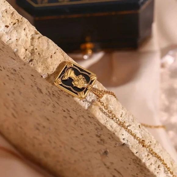 NEW ELIZABETH PENDANT 18K GOLD NECKLACE, NICE NECKLACE, CUTE NECKLACE - Picture 5 of 6